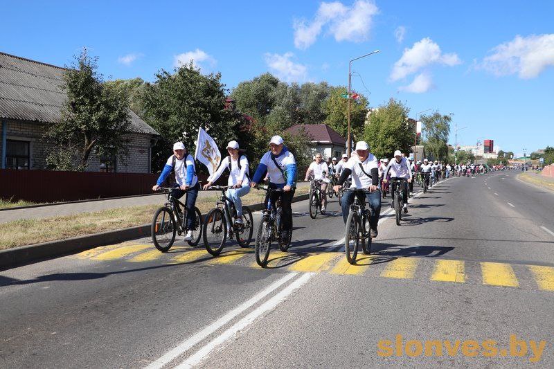 Коллектив Слонимского мясокомбината принял участие в велопробеге ко Дню народного единства