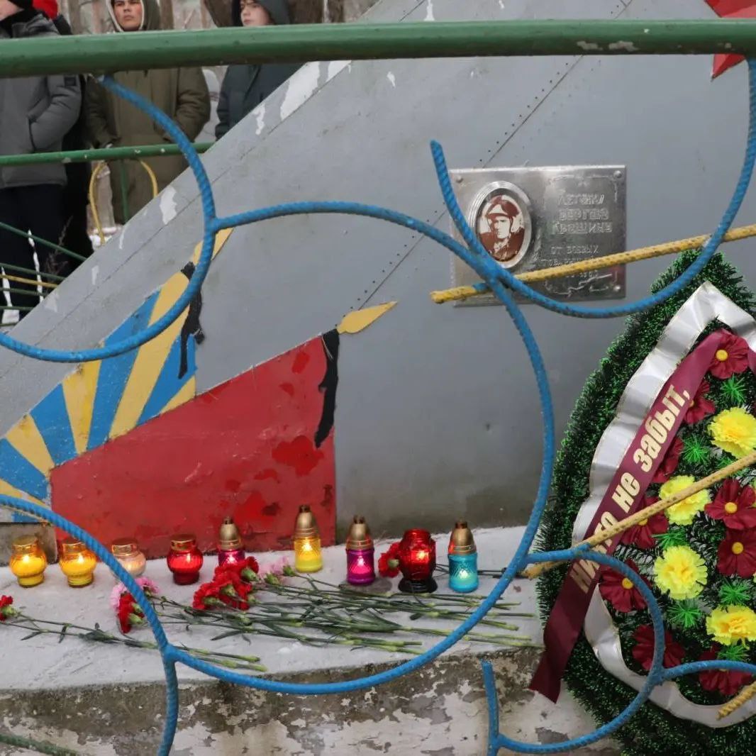 10 января в деревне Тальковщина у памятного знака летчику Сергею Крошину на митинг-реквием собрались