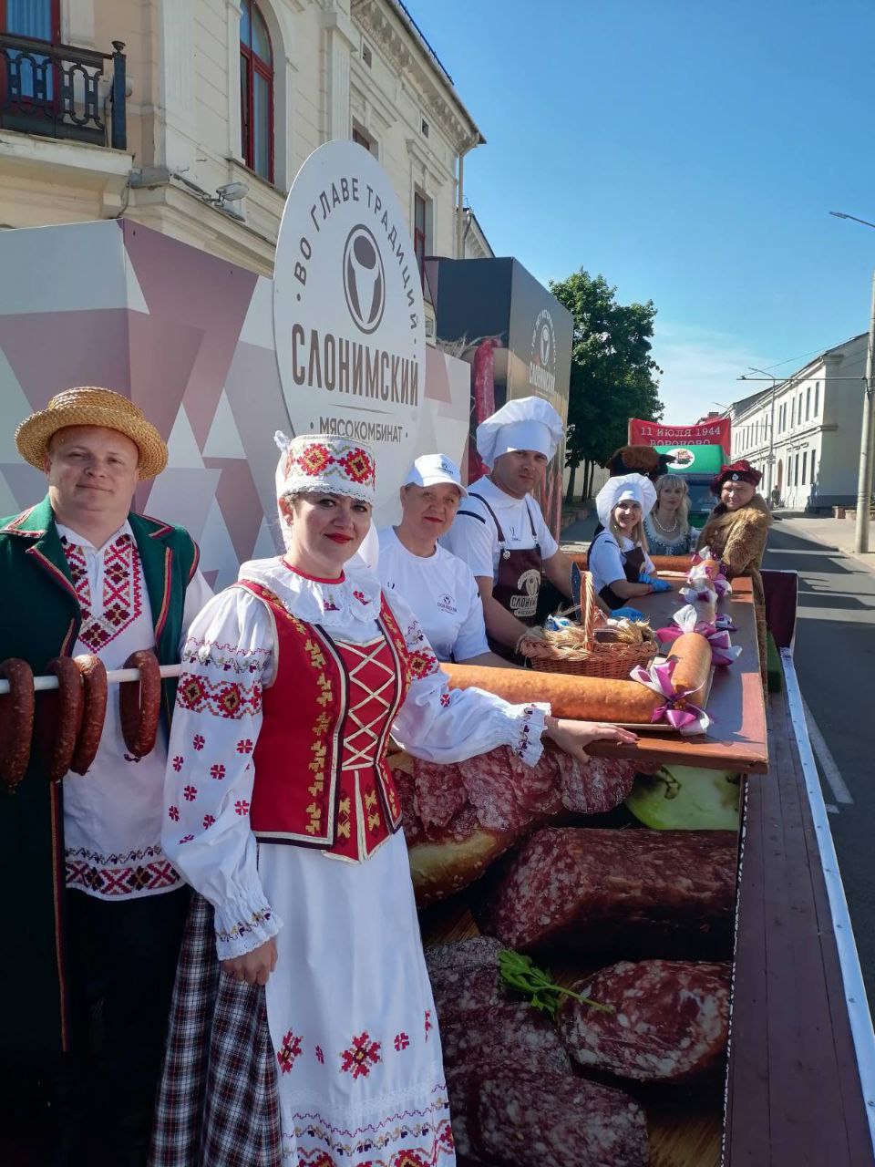 В День Независимости в Гродно прошел праздничный парад стилизованных автомобилей